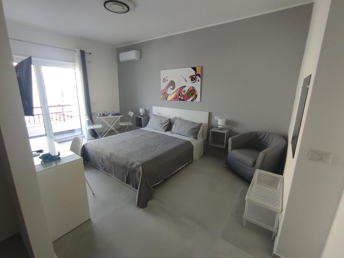 B&B La Finestra Sul Mare มิลาซโซ ภายนอก รูปภาพ
